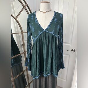 Free People Tunic Blouse Sz M Green Embroidered blue Boho Peasant Long Slv top